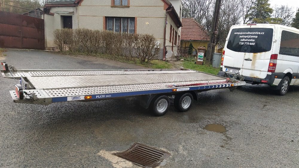 Přívěsný vozík pro přepravu osobního automobilu