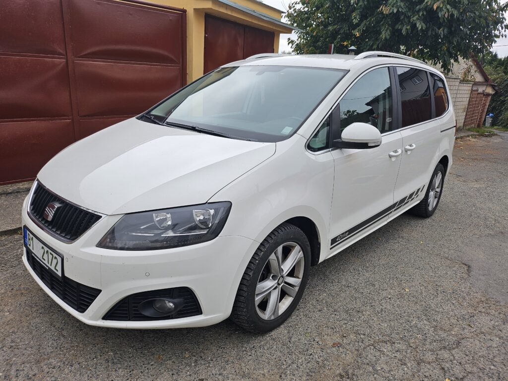 Bílý Seat Alhambra z nabídky Autopůjčovny Bučovice