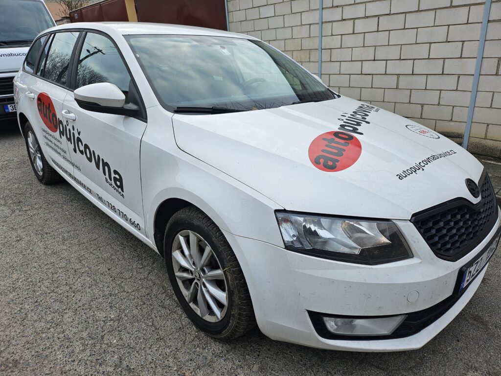 Bílá Škoda Octavia z nabídky Autopůjčovny Bučovice